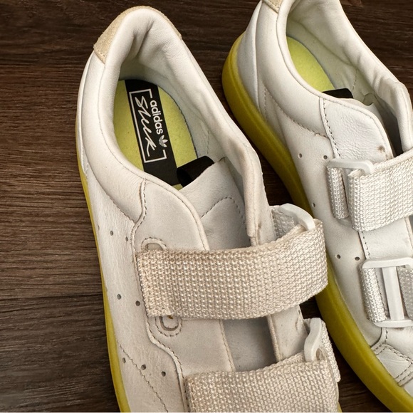 Adidas super sleek sneaker w/ Velcro - Picture 10 of 12